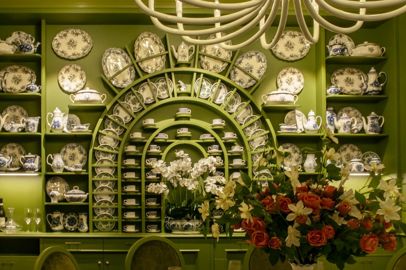 В Екатеринбурге Кирилл Шлаен открывает ресторан с коллекцией винтажного фарфора  - Фото 1