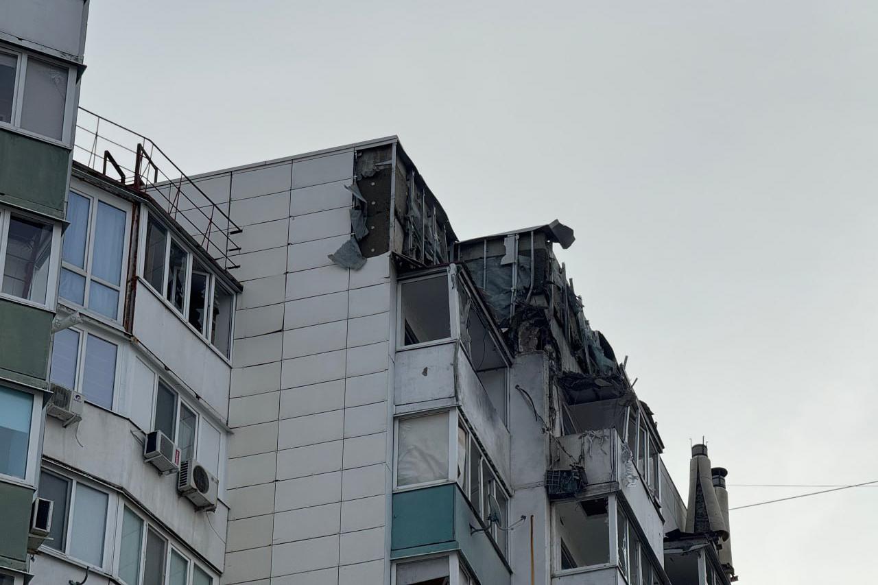 Во время утренних обстрелов в Белгородской области пострадали 5 человек и повреждена «Белгород Арена» - Фото 1