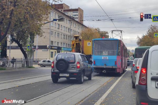 В центре Екатеринбурга трамвай смял легковушку. Электротранспорт по 8 Марта встал - Фото 1