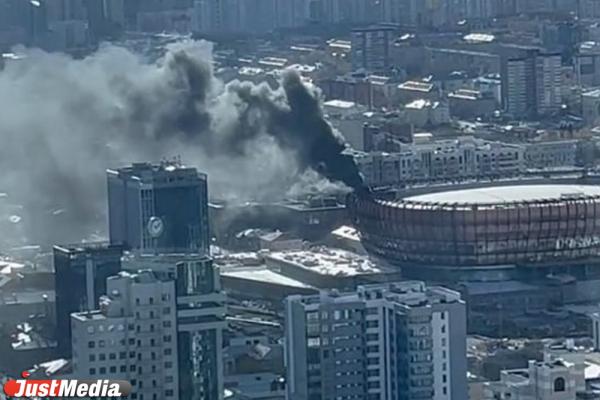 На строящейся ледовой арене в центре Екатеринбурга произошел пожар - Фото 1