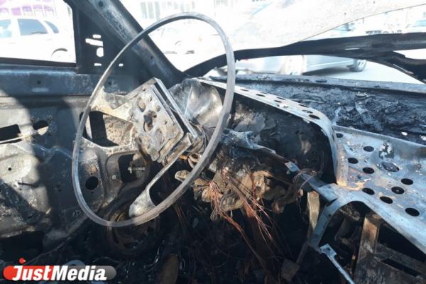 На ВИЗе «копейка» сгорела, влетев в овощной ларек - Фото 1