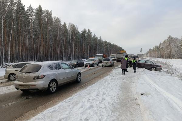 На Тюменском тракте затруднено движение из-за массового ДТП - Фото 1