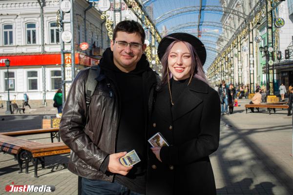 Художник Леся Шабис и помощник художника Дмитрий Шихалев: «В солнечную погоду мы любим гулять у воды». В Екатеринбурге –2 градуса - Фото 1