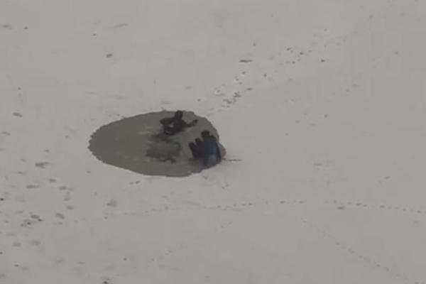 Двое школьников провалились под лед в Екатеринбурге - Фото 1