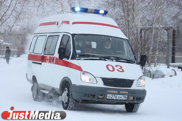 В Екатеринбурге женщина поскользнулась на ступеньках магазина и сломала позвоночник - Фото 1
