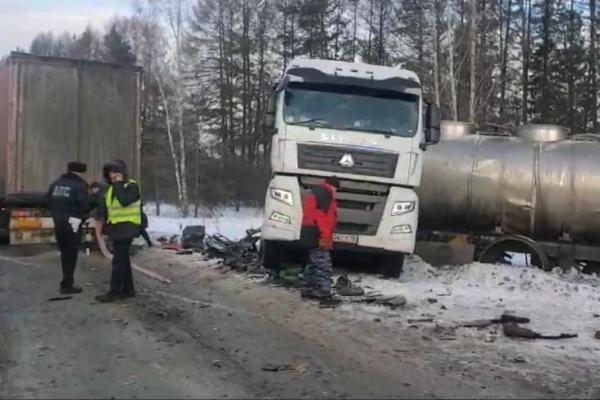 ГИБДД ограничила движение на Пермском тракте из-за ДТП двух грузовиков - Фото 1