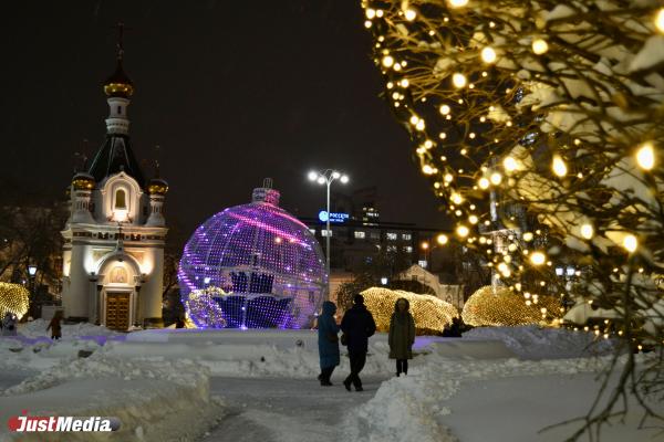 В центре Екатеринбурга загорелись светодиодные новогодние шары - Фото 1
