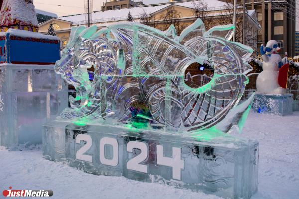 В Екатеринбурге открыли ледовый городок - Фото 1