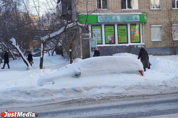 В Екатеринбурге некоторые машины легко принять за сугробы - Фото 1