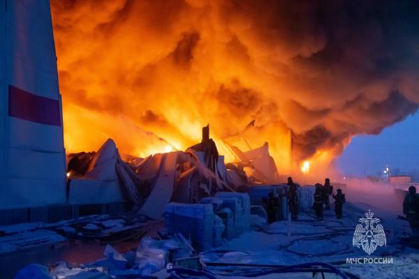 В Санкт-Петербурге ищут 16 пропавших после пожара на складе Wildberries - Фото 1