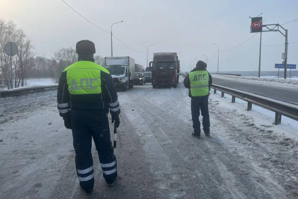 На Тюменском тракте ограничено движение из-за опрокинутого грузовика - Фото 1