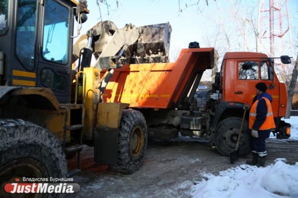 Свердловские дорожники бросили все силы на очистку трасс от снега - Фото 1