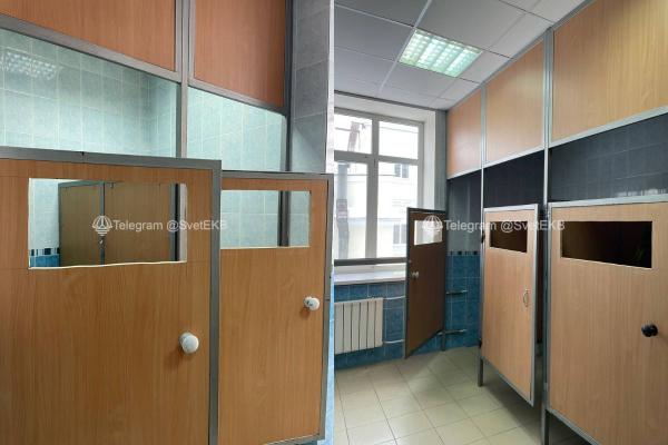 В Екатеринбурге в колледже Ползунова вырезали окошки в туалетных кабинках - Фото 1