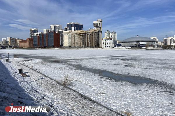 В Екатеринбурге младшеклассник провалился под лед на Патрушихе - Фото 1