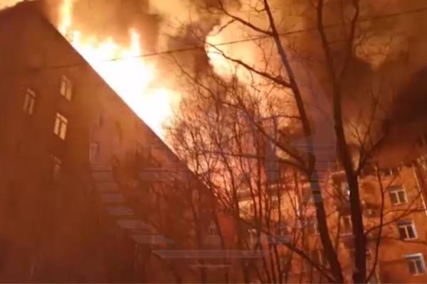 В Москве случился крупный пожар, охвативший два жилых дома - Фото 1