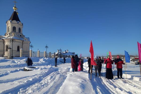 Настоятель старейшего храма региона собрал команду для Лыжни России - Фото 1