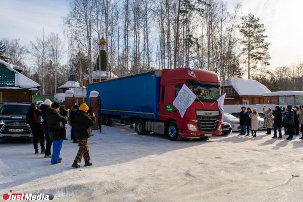 Две двадцатитонные фуры с гуманитарной помощью отправились из Екатеринбурга на СВО - Фото 1