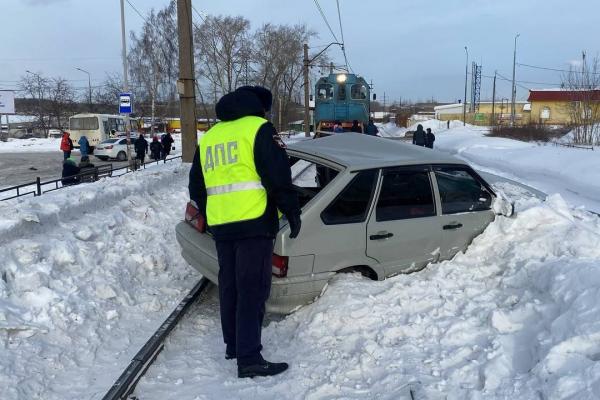 В Нижнем Тагиле автоледи на ВАЗ на переезде столкнулась с тепловозом - Фото 1