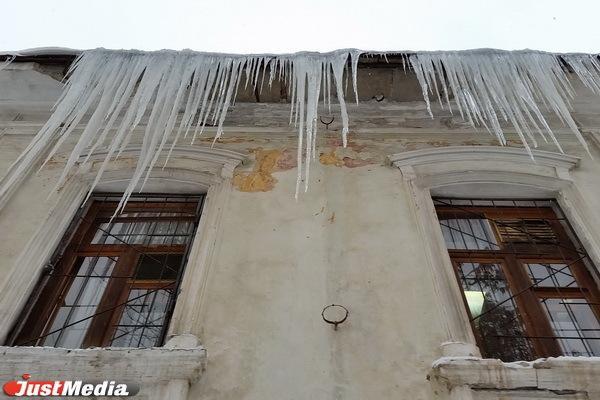 В Уфе глыба льда рухнула на голову семилетнего ребенка - Фото 1