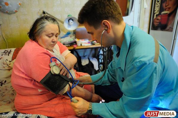 Свердловские власти пообещали повысить зарплату врачам скорой помощи - Фото 1