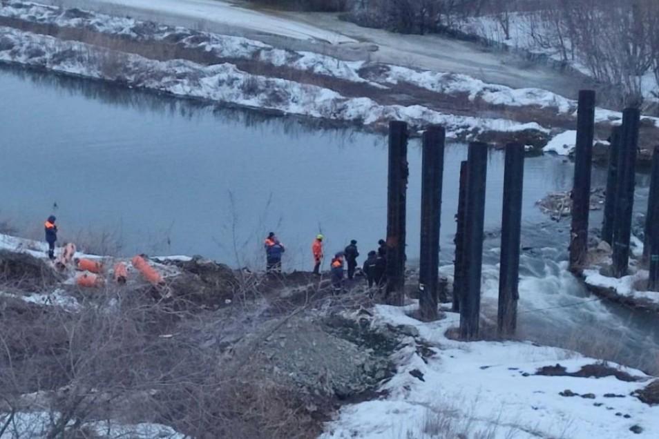 В Екатеринбурге достали из Исети тело мужчины, застрявшее в трубе  - Фото 1