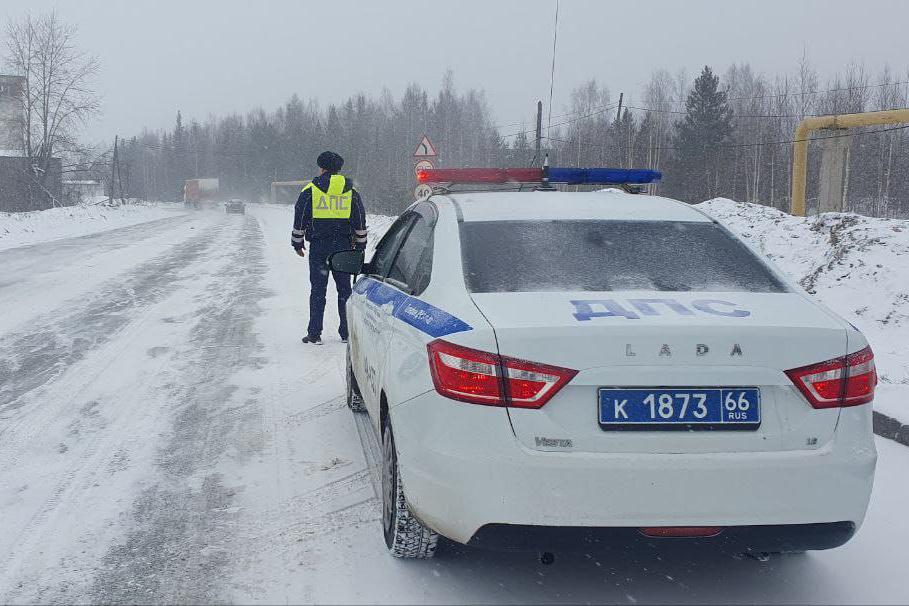  Свердловская ГИБДД: «На автодороге Серов-Североуральск-Ивдель метель и гололедица» - Фото 1