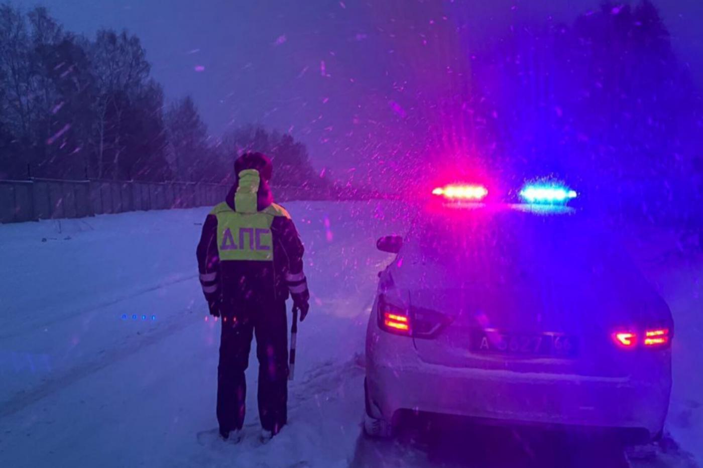 Часть трасс на севере Свердловской области замело снегом - Фото 1