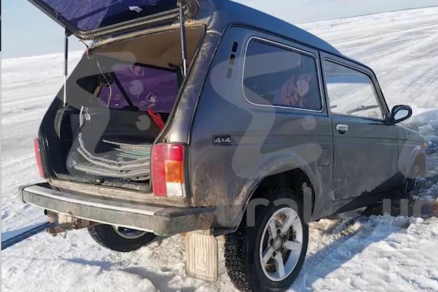 Несколько машин провалилось под лед на реке Косьва в Пермском крае - Фото 1