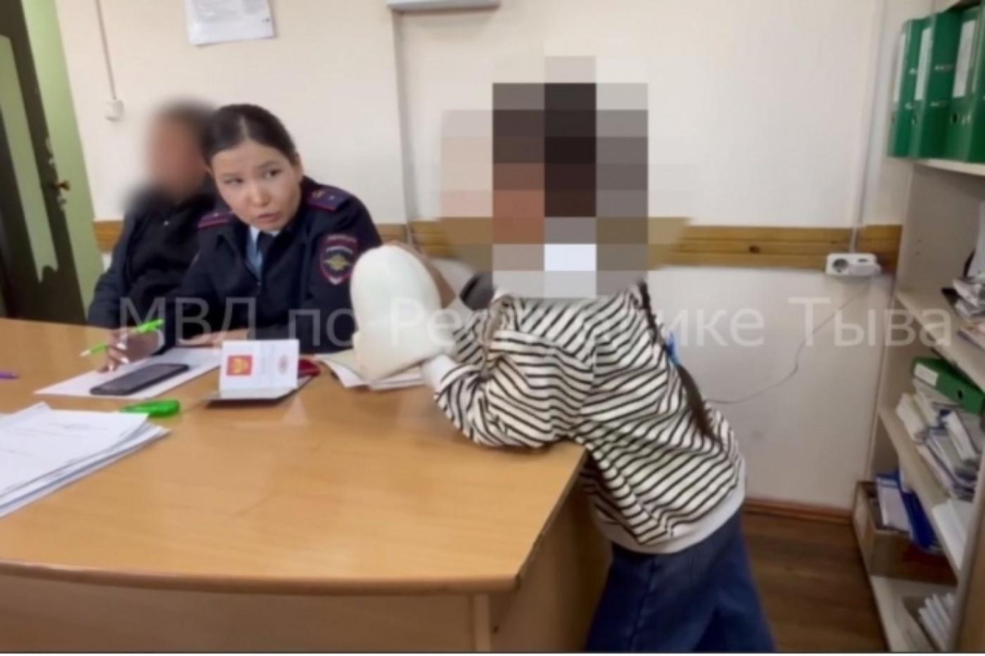 В Тыве 9-летняя девочка со скуки призывала в мессенджере совершить теракт  - Фото 1