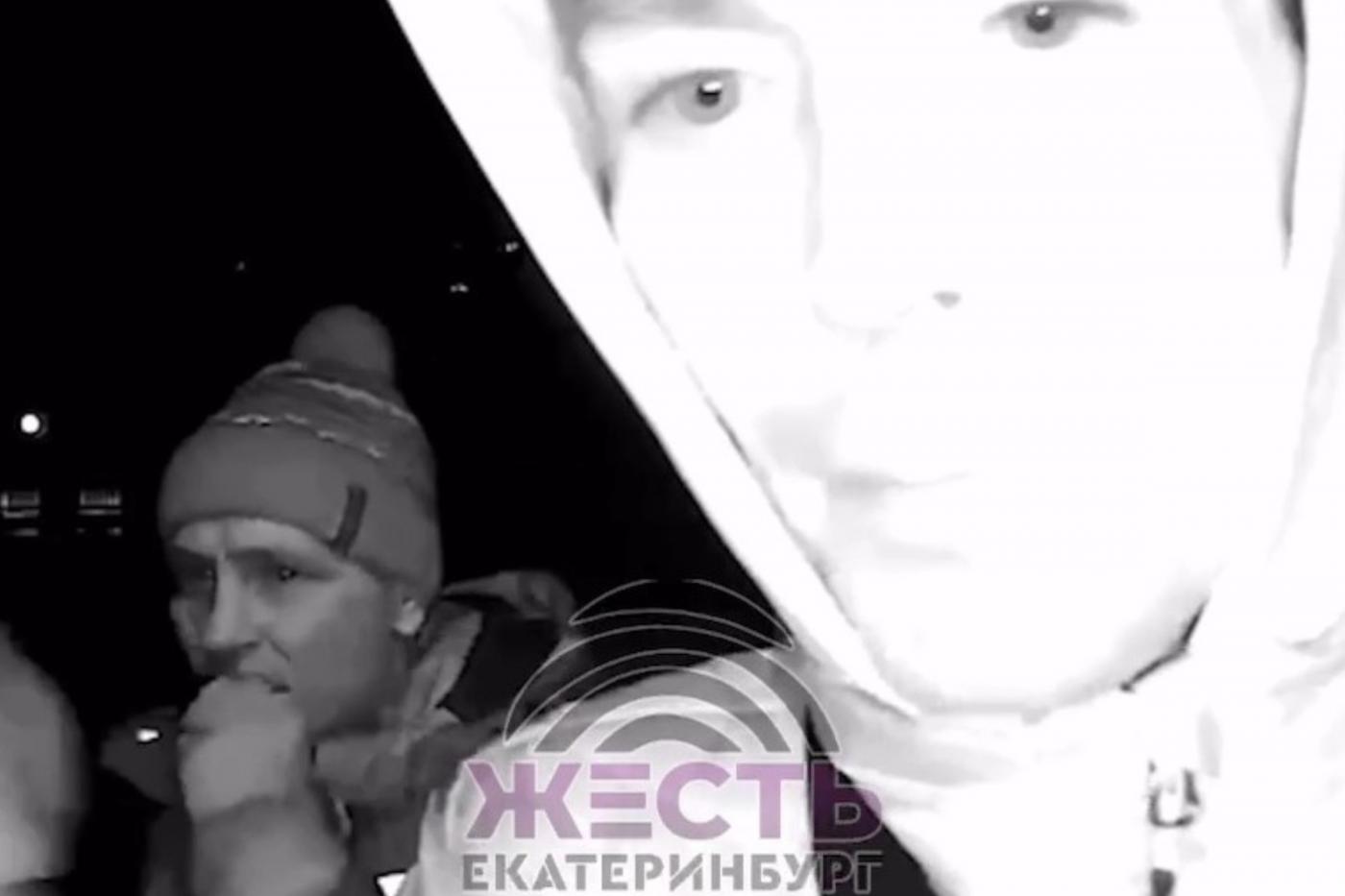 Неадекваты с ломом в руках пытались вскрыть дверь в подъезд на ЖБИ - Фото 1