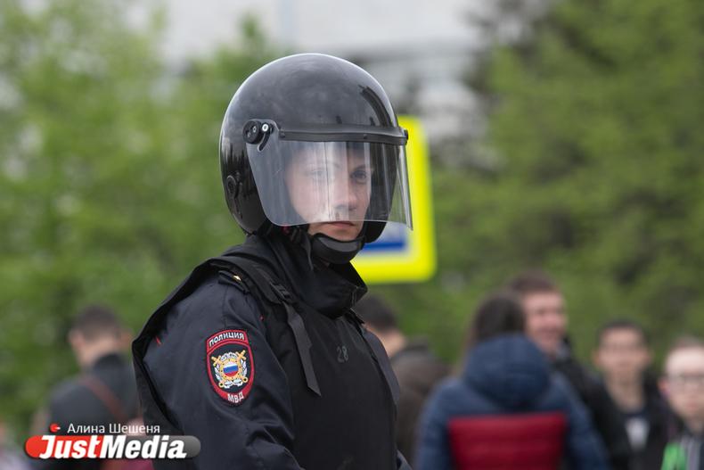 На Новомосковский рынок в Екатеринбурге нагрянул ОМОН - Фото 1