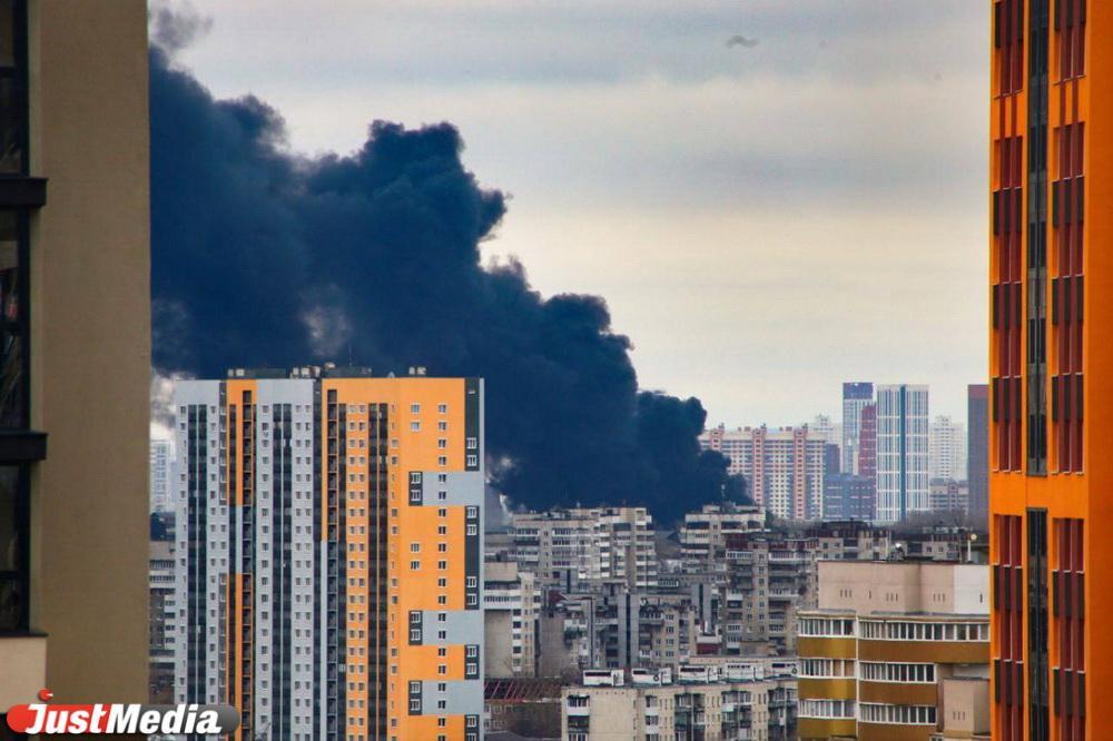 В промзоне Уралмашзавода на площади 4000 кв. метров горит крыша одного из цехов - Фото 1