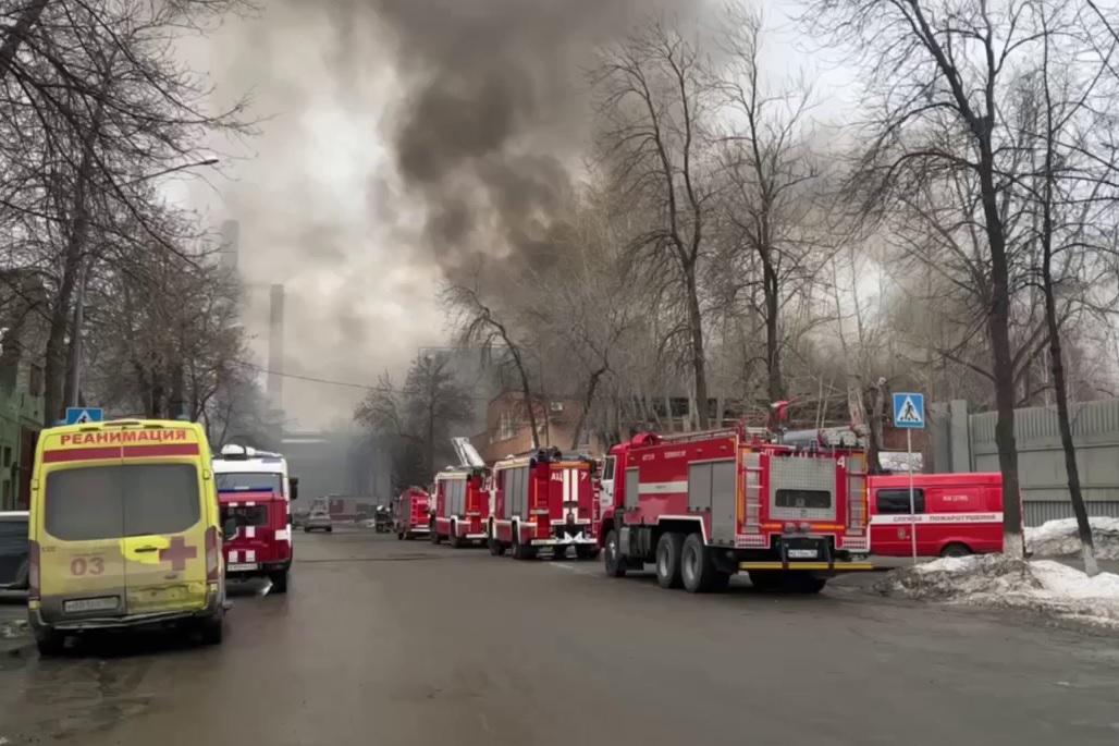 Огнеборцы вынесли из горящего цеха в промзоне Уралмашзавода 15 баллонов с кислородом - Фото 1