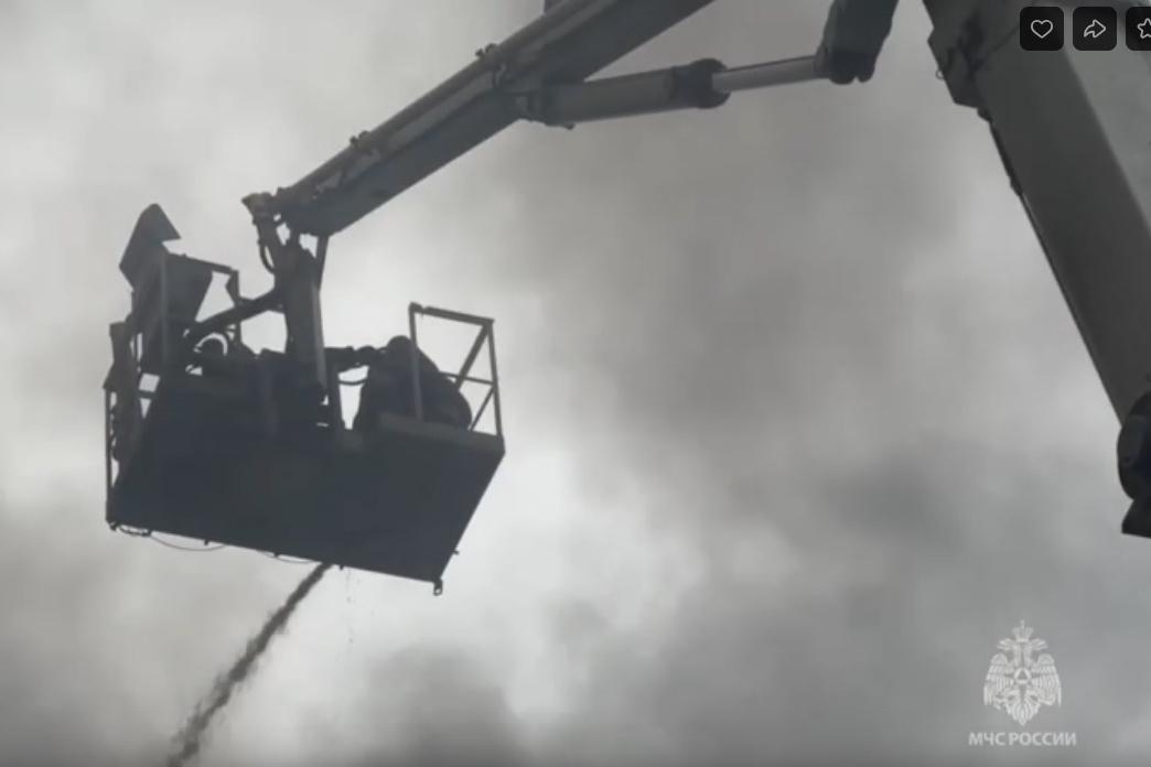 Из-за дыма и смога от пожара жителям Уралмаша рекомендовали не выходить на улицу - Фото 1