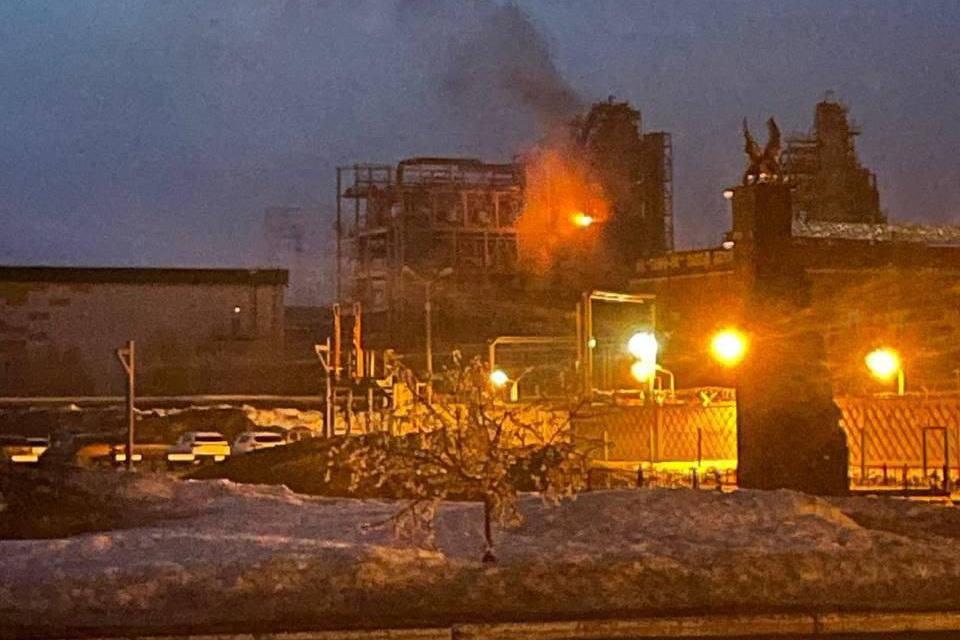 Три человека пострадали в результате атаки беспилотника на завод в Нижнекамске - Фото 1