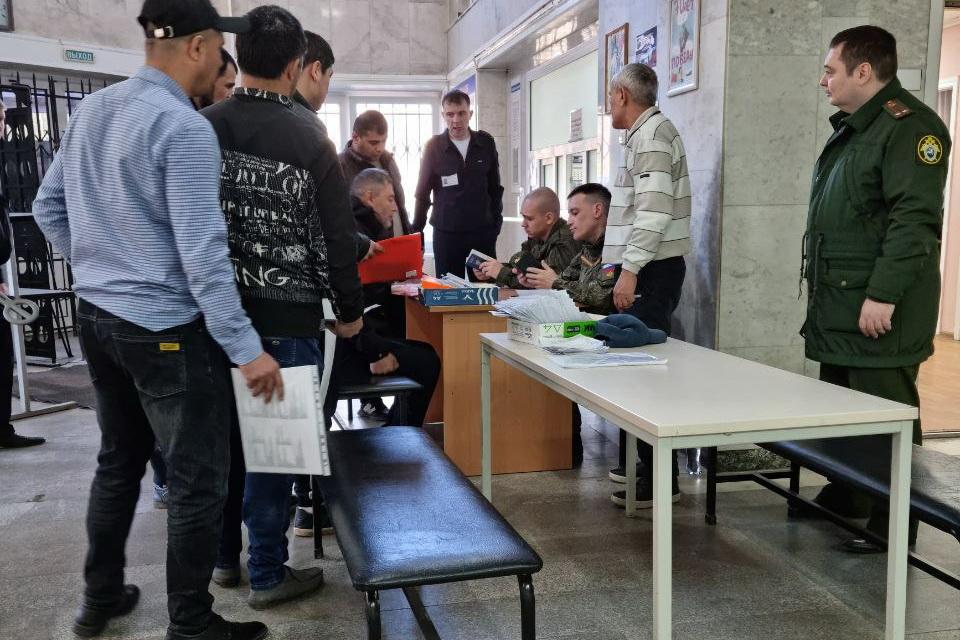 В Екатеринбурге прошли рейды по поискам уклонистов среди бывших мигрантов - Фото 1