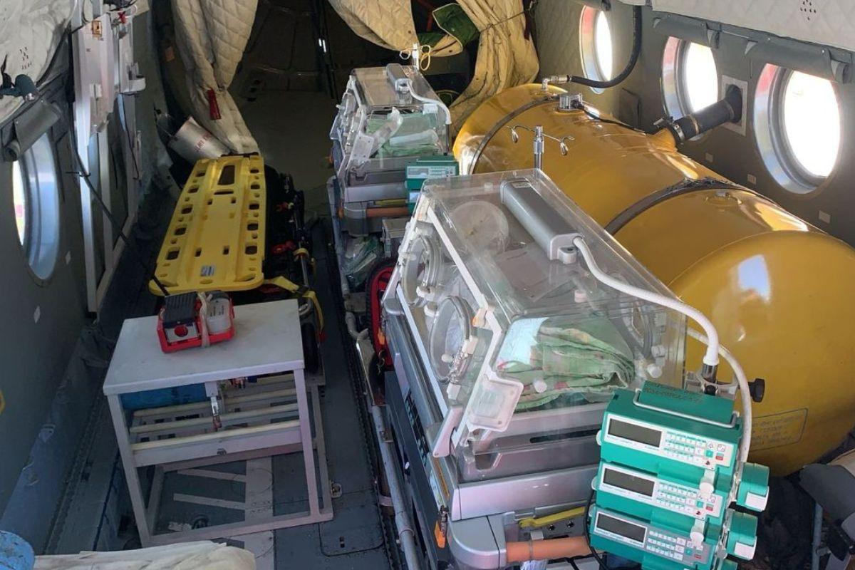 В Екатеринбург доставили вертолетом двух недоношенных младенцев из области - Фото 1