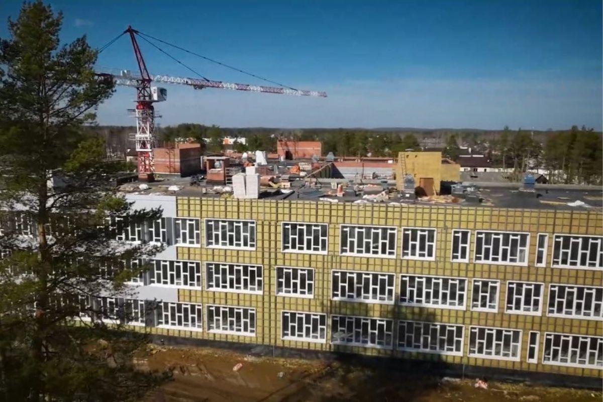 В поселке под Верхней Пышкой завершается строительство новой школы  - Фото 1