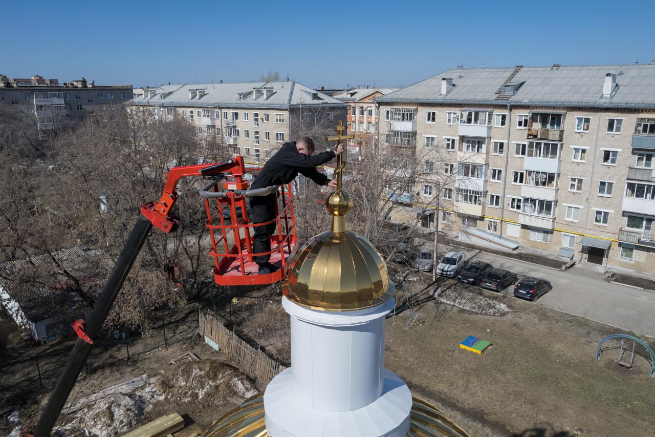 В Богдановиче установили крест на купол храма-памятника, посвященного основателю города - Фото 1