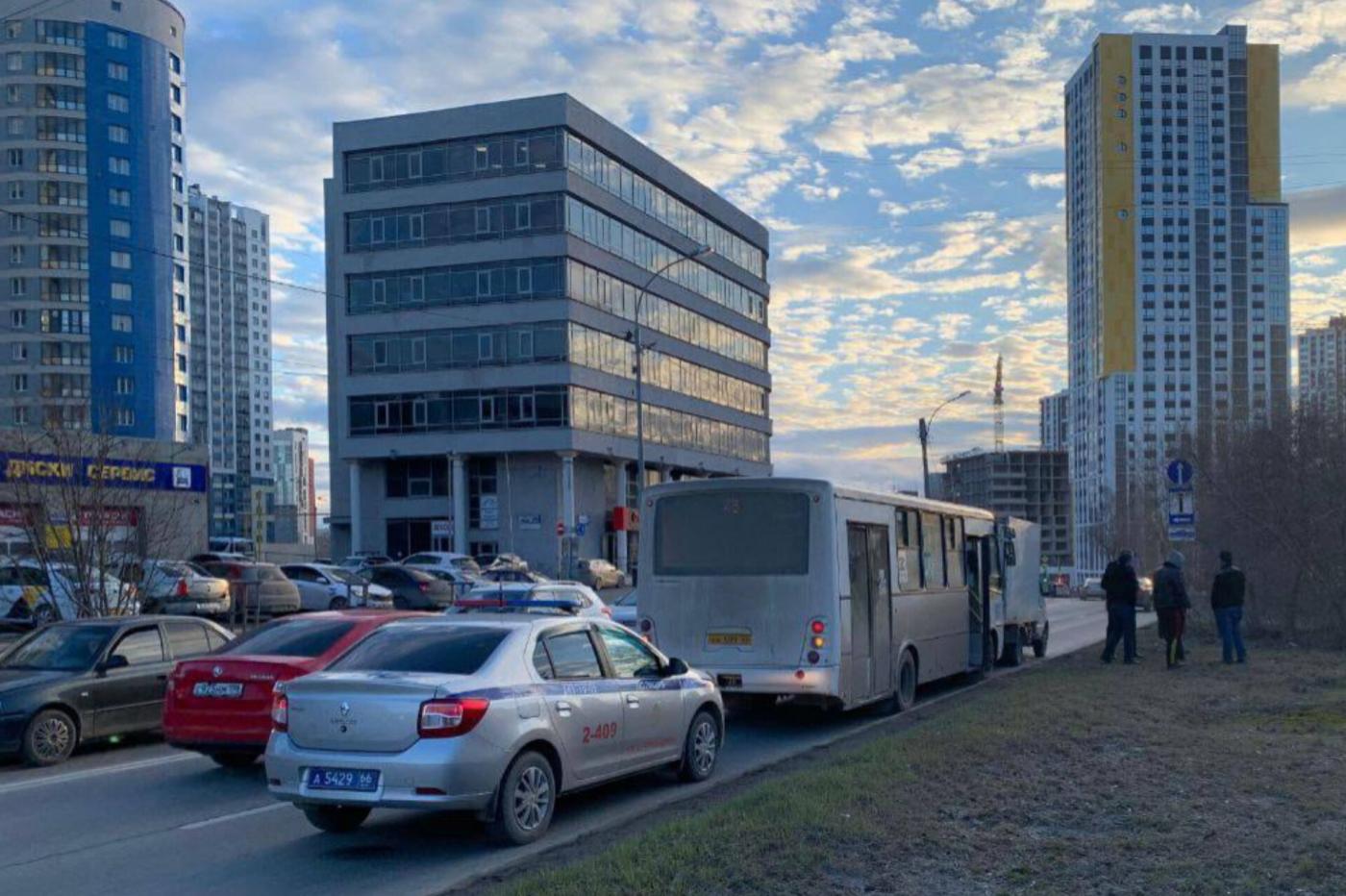На ВИЗе в столкновении автобуса и грузовой Газели пострадали два человека  - Фото 1