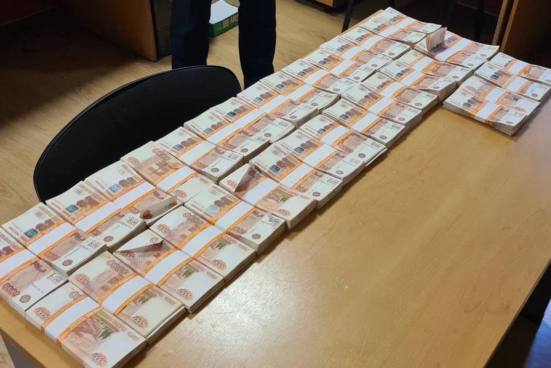 В Кольцово таможенник задержали пассажира, в чемодане которого было 18 млн рублей - Фото 1