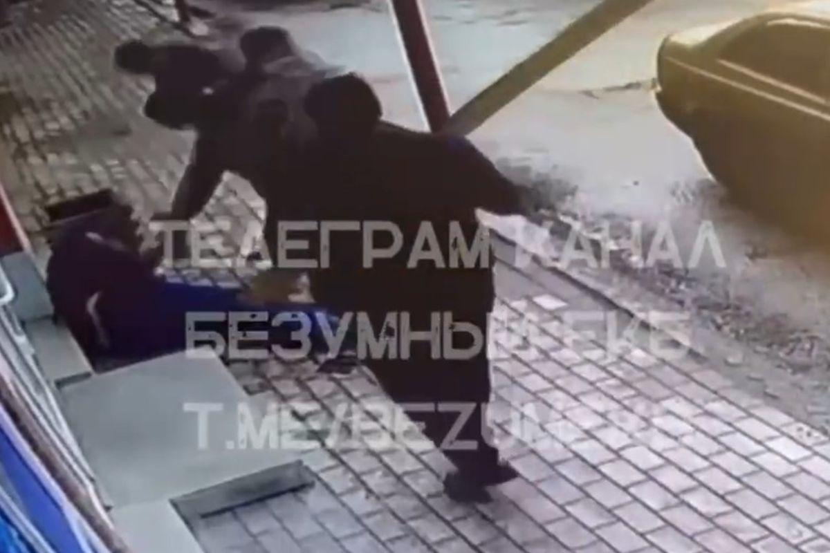 Жителя Екатеринбурга жестоко избила толпа неизвестных - Фото 1