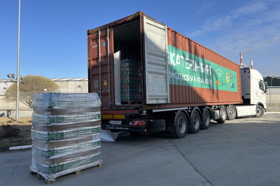 Власти и бизнес Екатеринбурга отправили еще одну фуру с питьевой водой в Оренбуржье - Фото 1