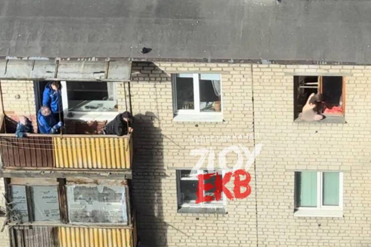 У жительницы Екатеринбурга, вылезшей на окно 5 этажа, есть двое взрослых детей  - Фото 1