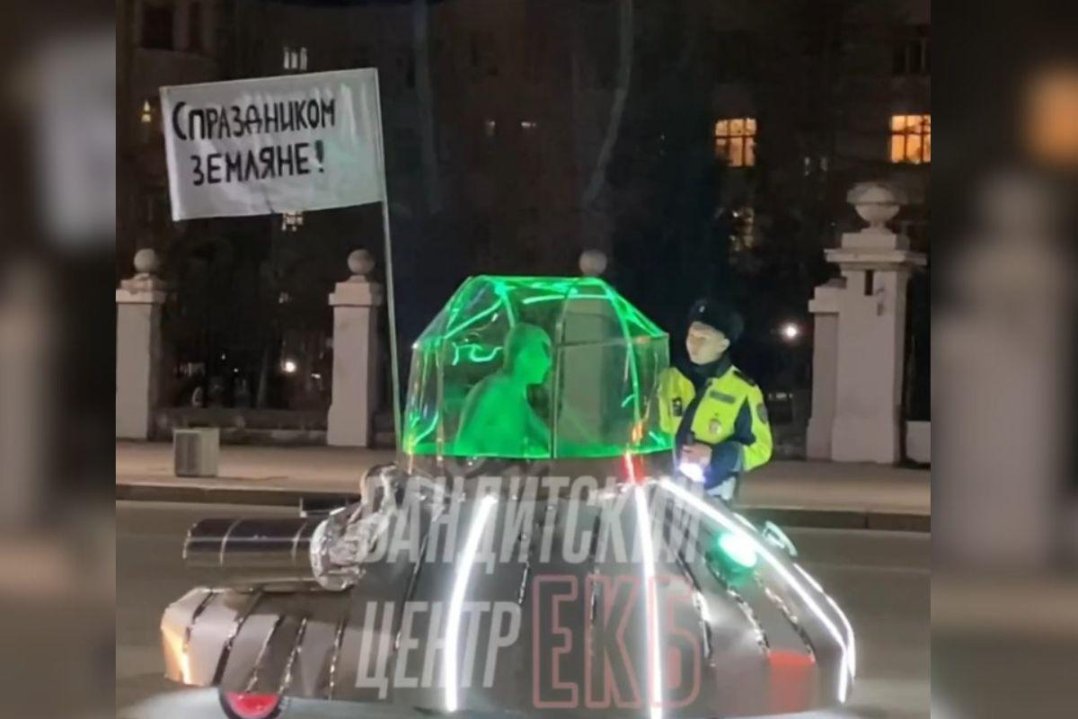 Госавтоинспекция задержала в центре Екатеринбурга «инопланетянина» на велосипеде - Фото 1