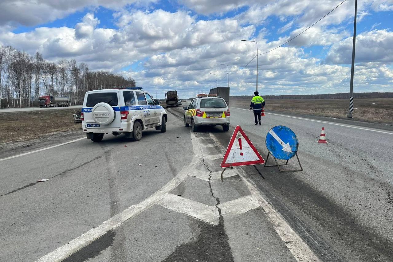 На Тюменском грузовик снес попутную легковушку - Фото 1