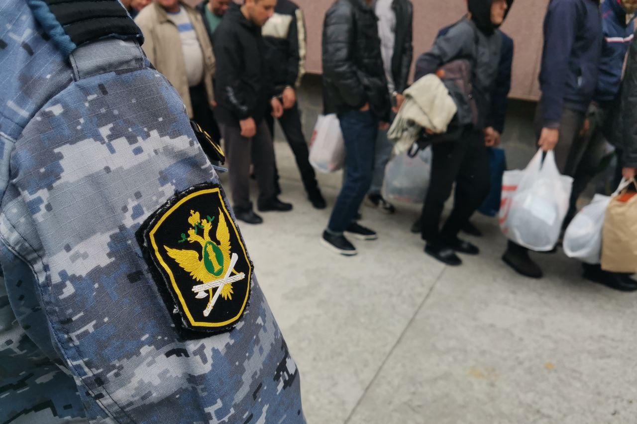 С начала года свердловские приставы отправили на родину 636 нелегалов - Фото 1