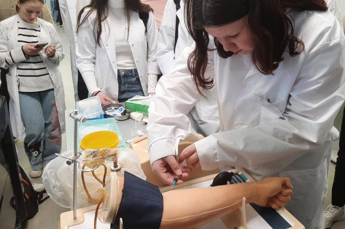 В школах Свердловской области появятся медицинские классы - Фото 1