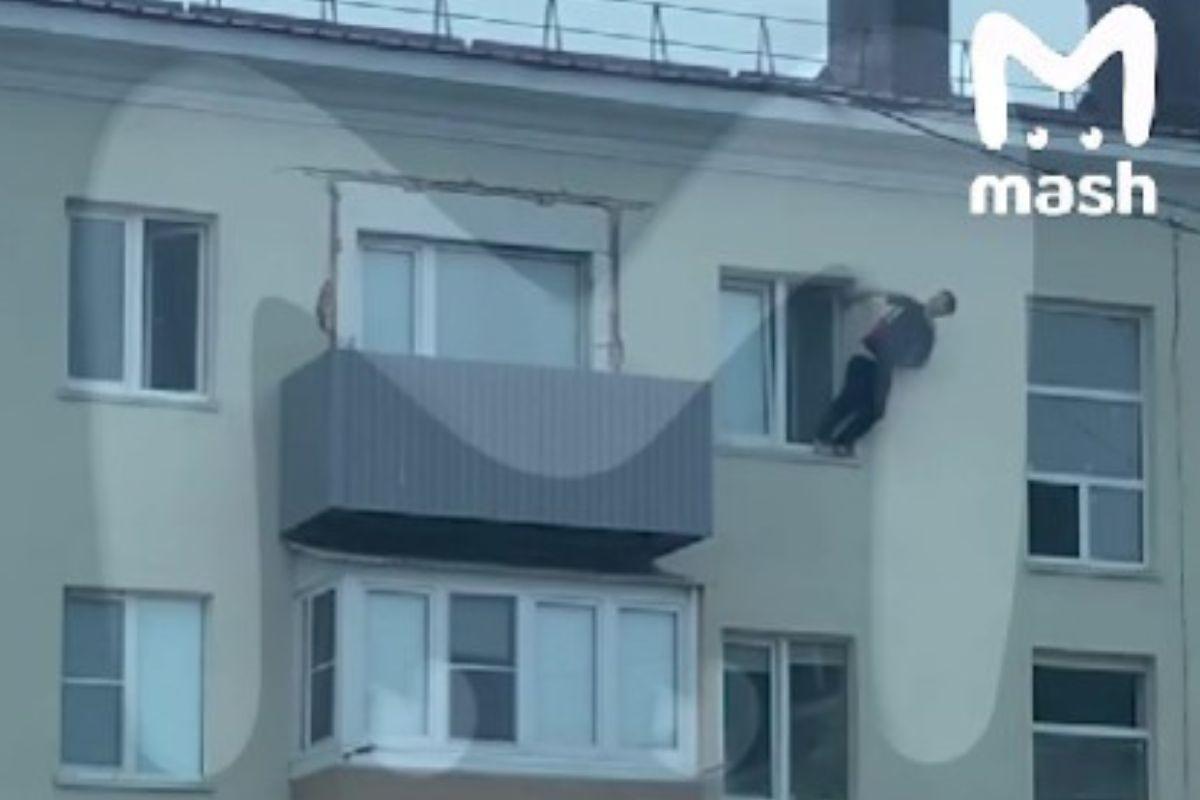 На Сахалине солевой наркоман вылез на карниз и сорвался вниз с четвертого этажа - Фото 1