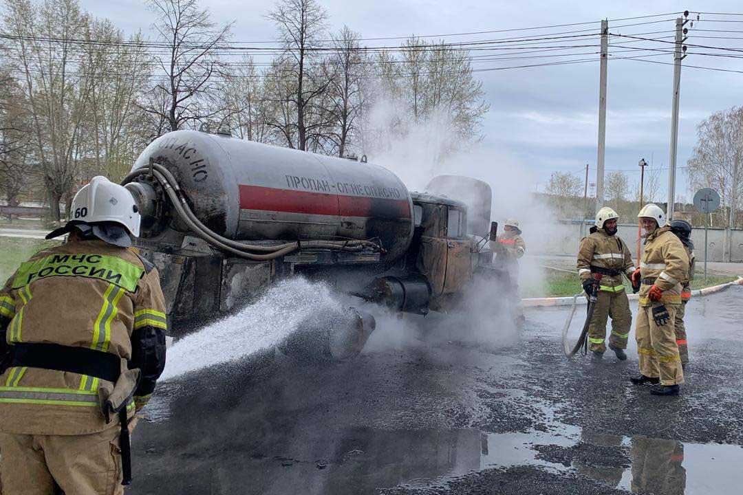 В Ирбите на заправке загорелись газовая колонка и бензовоз - Фото 1